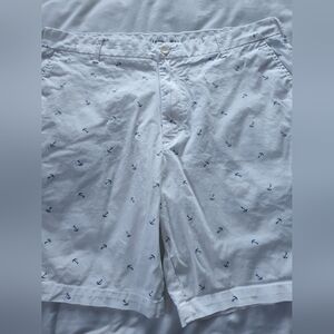 IZOD Men's Shorts. Size 38 Waist. 9.5" Inseam. Button/Zip Closure.